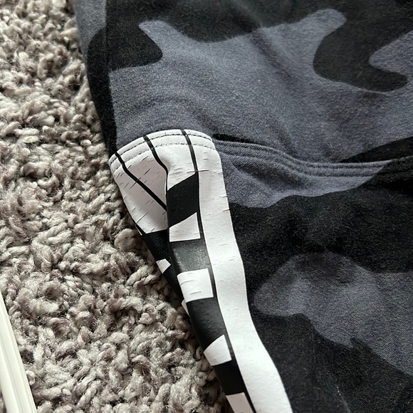 PINK camo leggings! - Picture 3 of 3